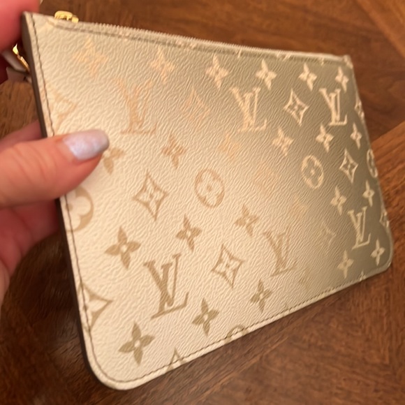 Limited edition 2022 Spring in the City Neverfull Pouchette in Sunset Kakhi SOLD - Picture 3 of 9